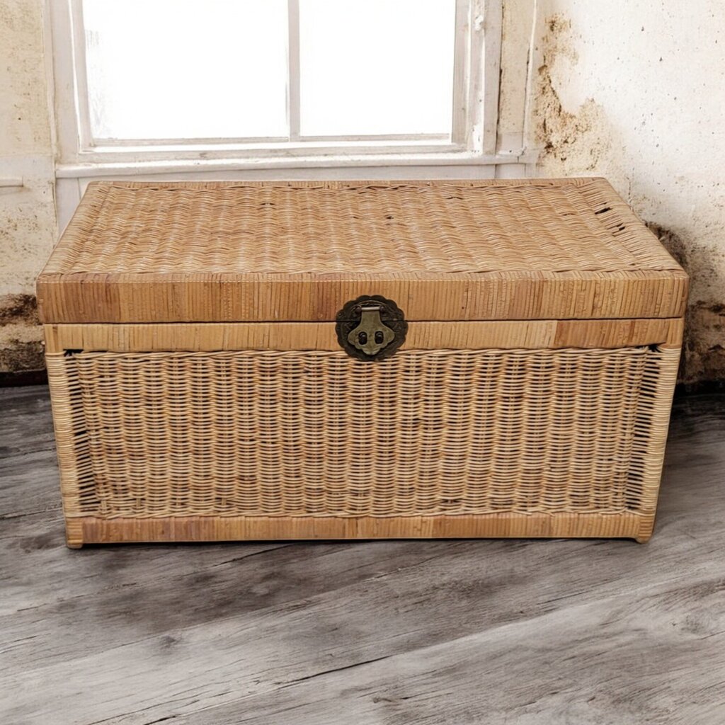 6521 Vintage Wicker Trunk