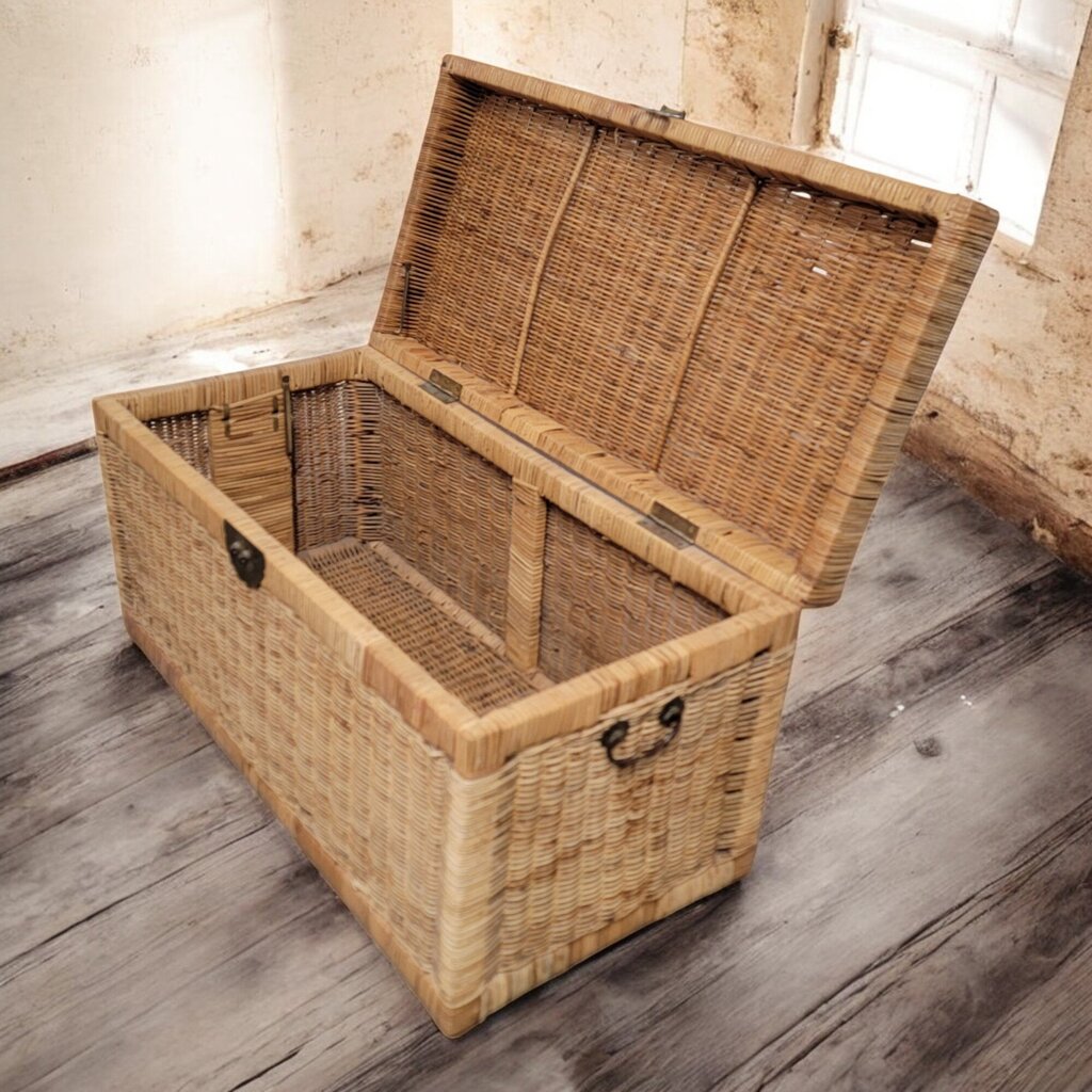 6521 Vintage Wicker Trunk