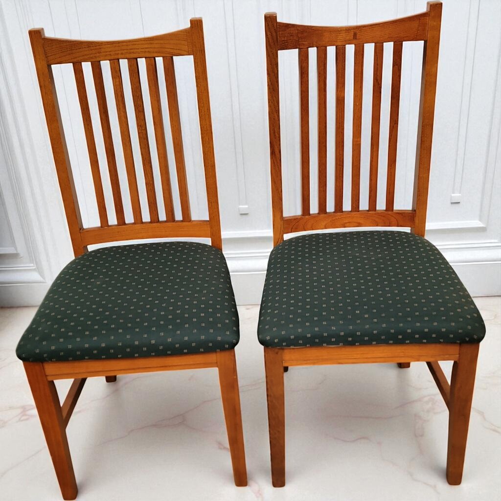 7026 Solid Oak Pedestal #Table and 2 Mission Oak Upholstered Chairs