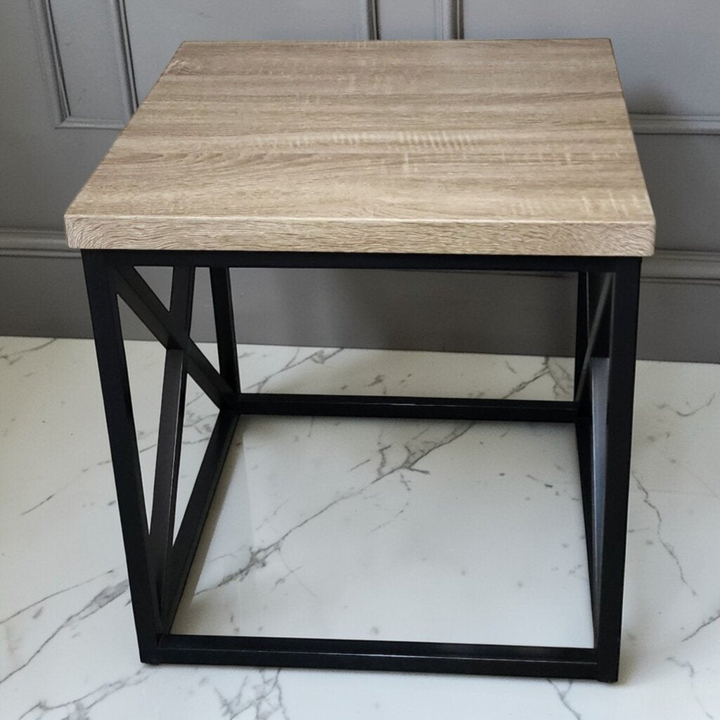 7866 Farmhouse Metal and Woodgrain SIde Table