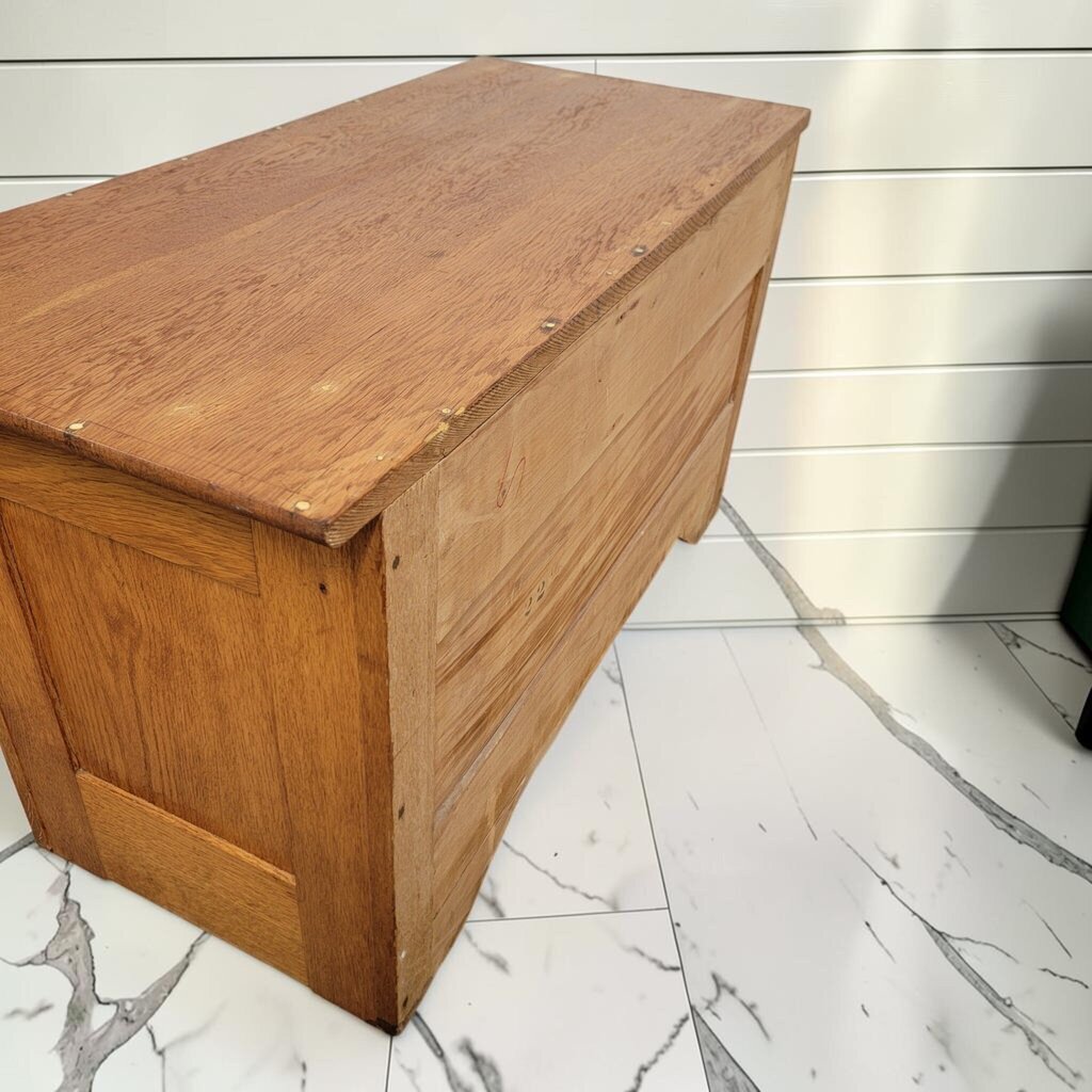 8396 Late Victorian Reeded Oak Two-Drawer Bachelor's Chest ~ FURNITURE