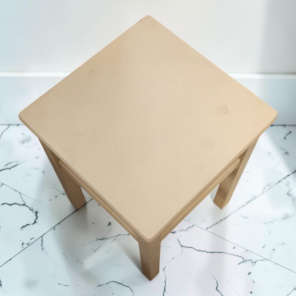 8636 Petite Cream Side table