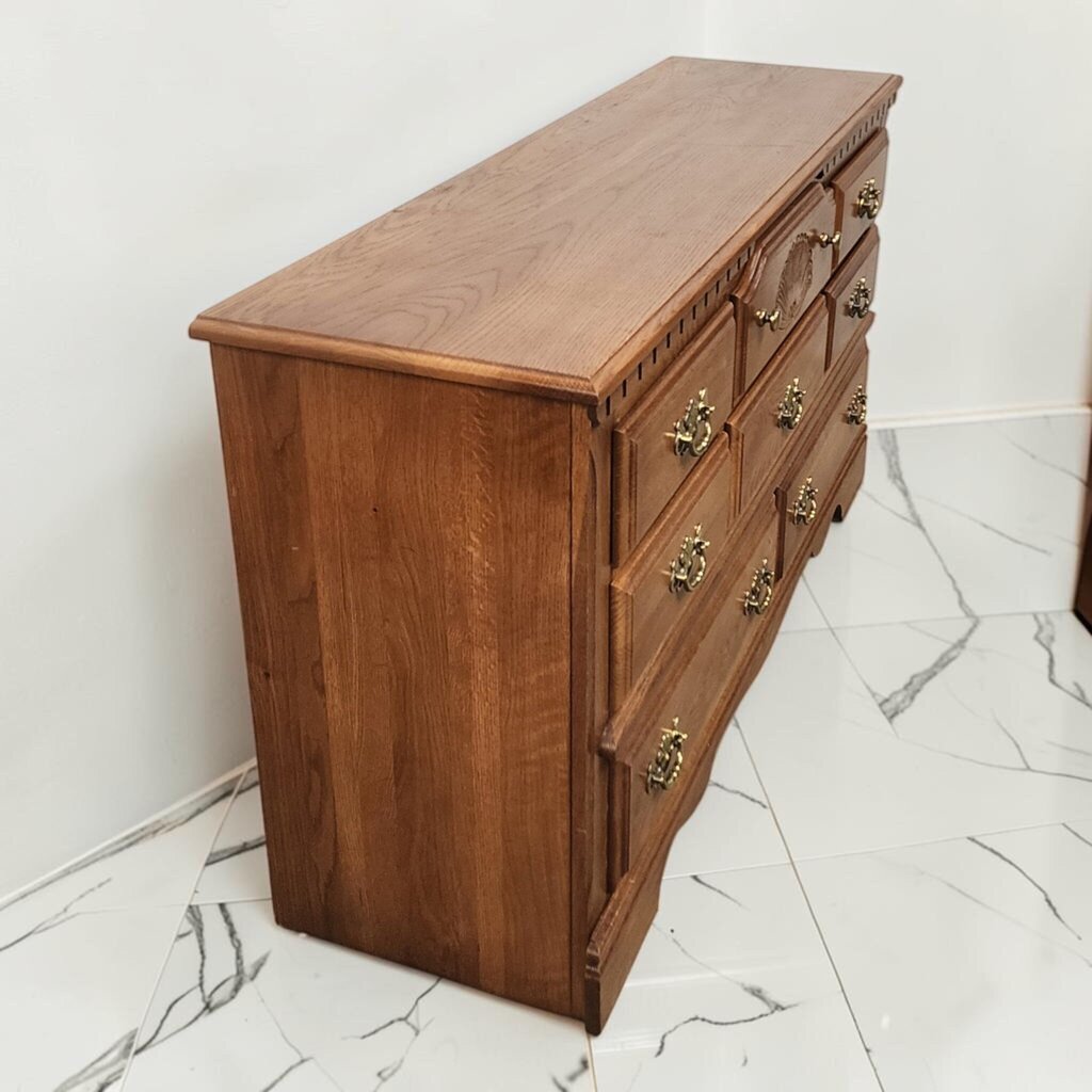 8648 Honey Oak 8 Drawer Dresser with Shell Carving