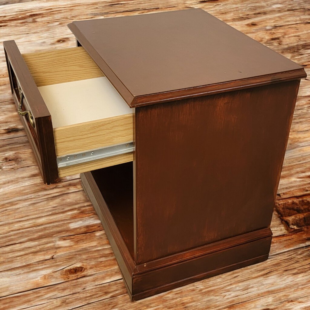 5580 Brown Nightstand with Drawer