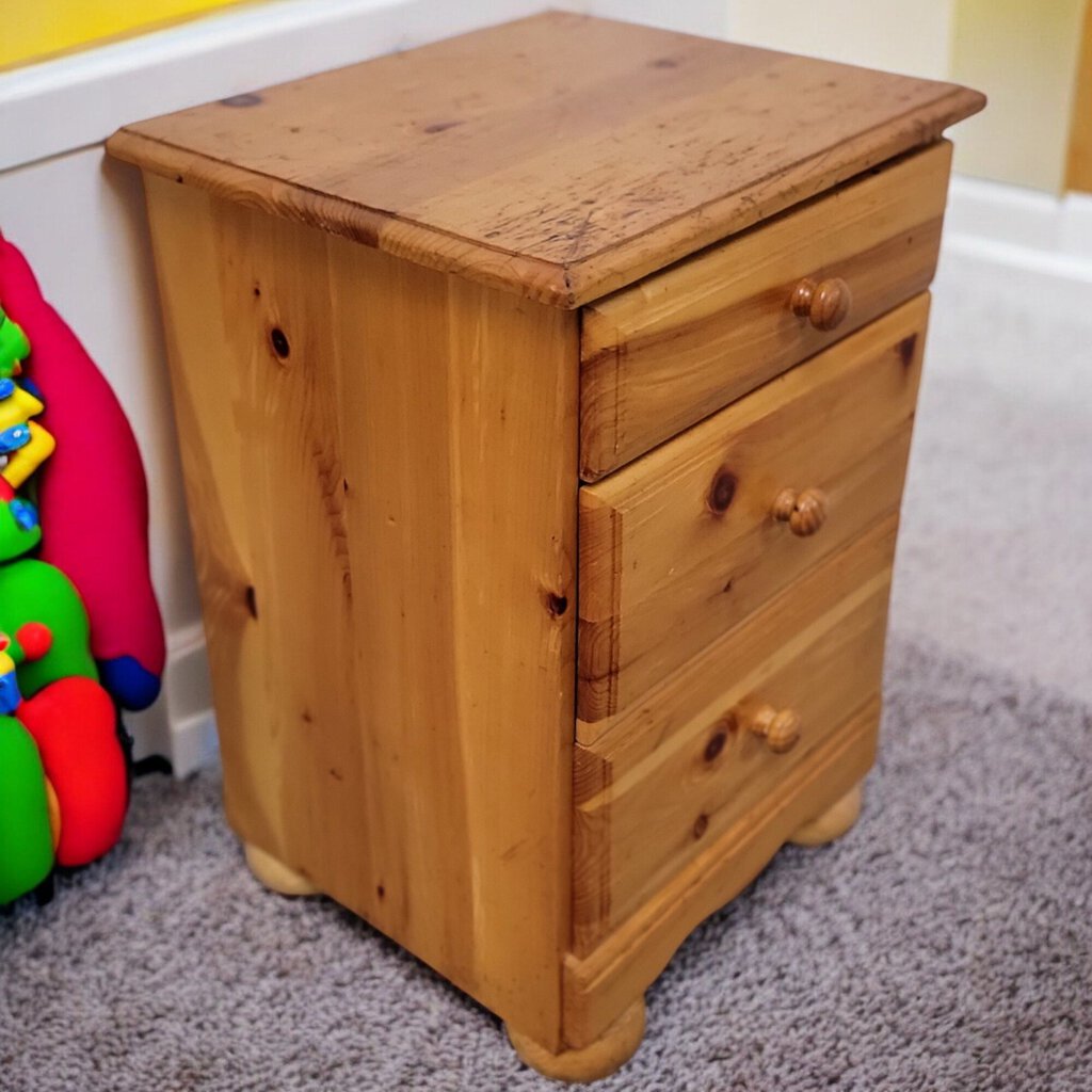 5778 Distressed Pine 3 Drawer Nighrstand with Bun Feet