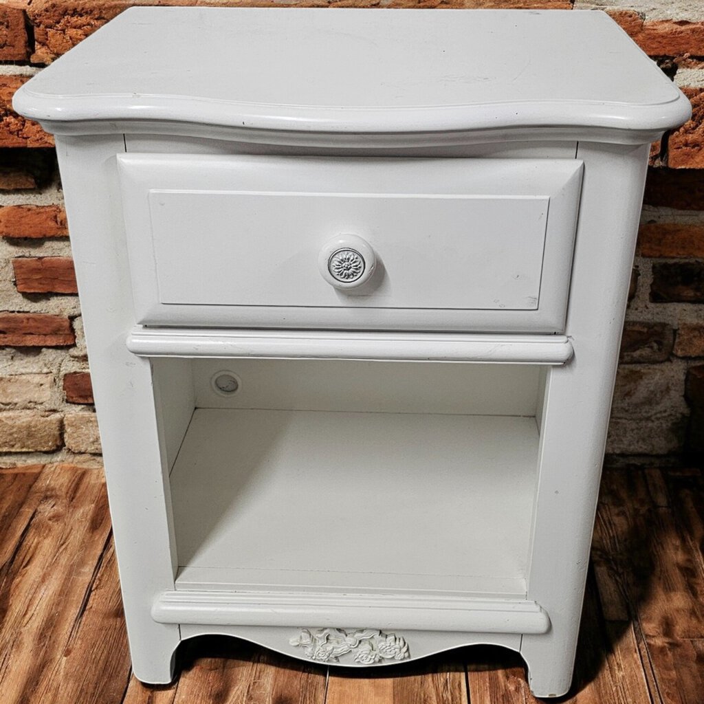 6062 White Nightstand with Drawer