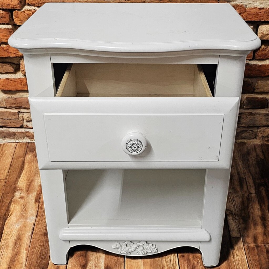 6062 White Nightstand with Drawer