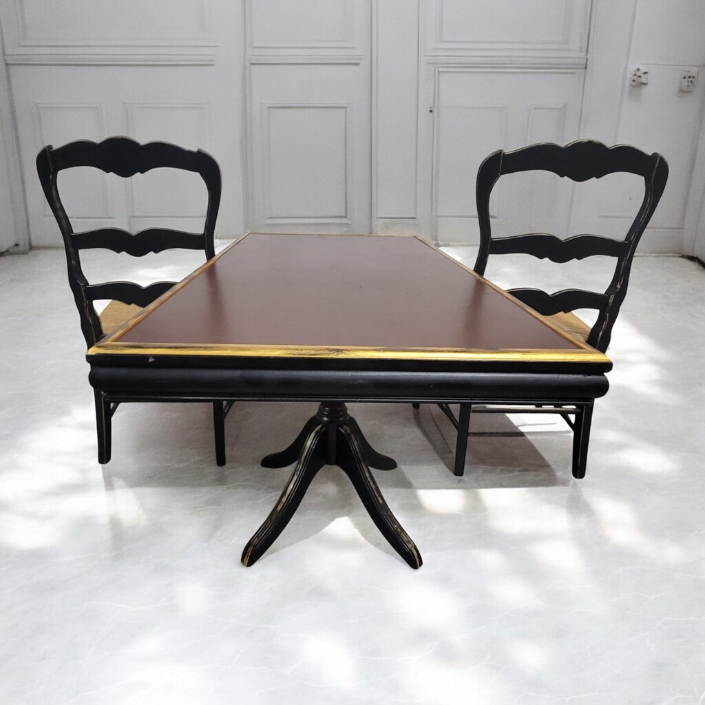 7513 Chippendale Style Pedestal Table with 2 Chairs