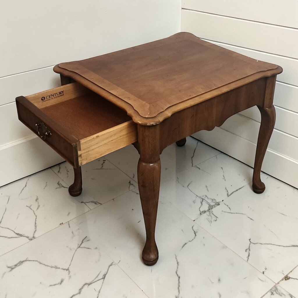 7911 Vintage Queen Anne Style Scalloped End Table ~ FURNITURE