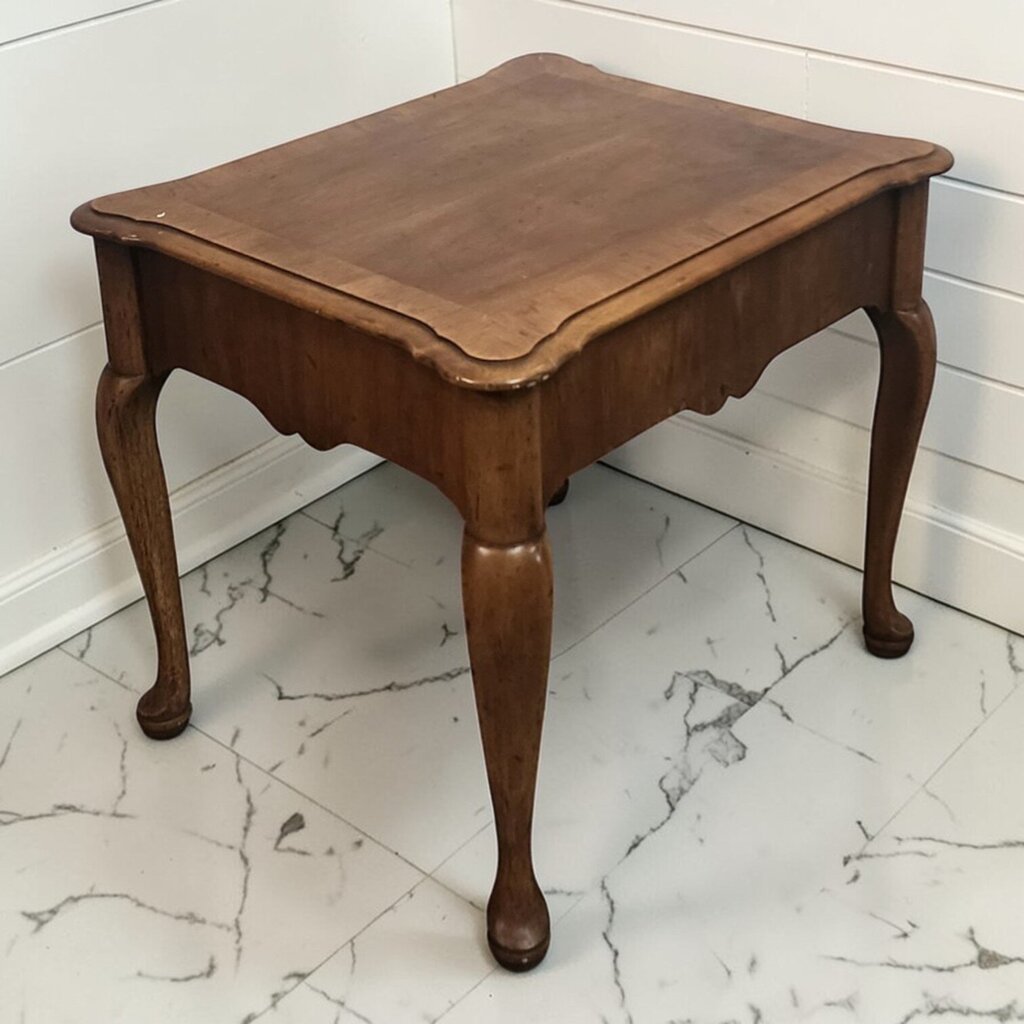 7911 Vintage Queen Anne Style Scalloped End Table ~ FURNITURE