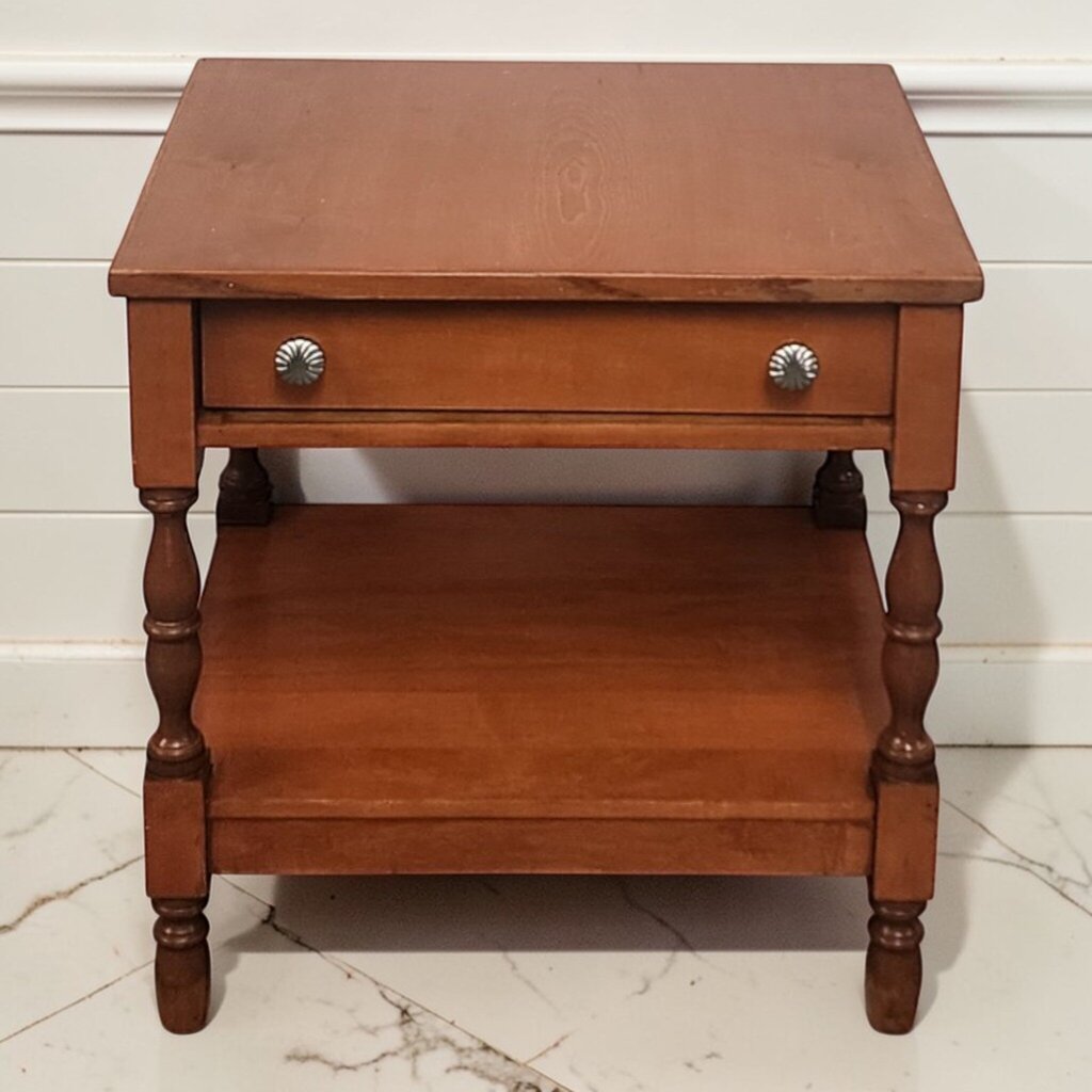 7900 Old New England Furniture Heirloom Maple Side Table