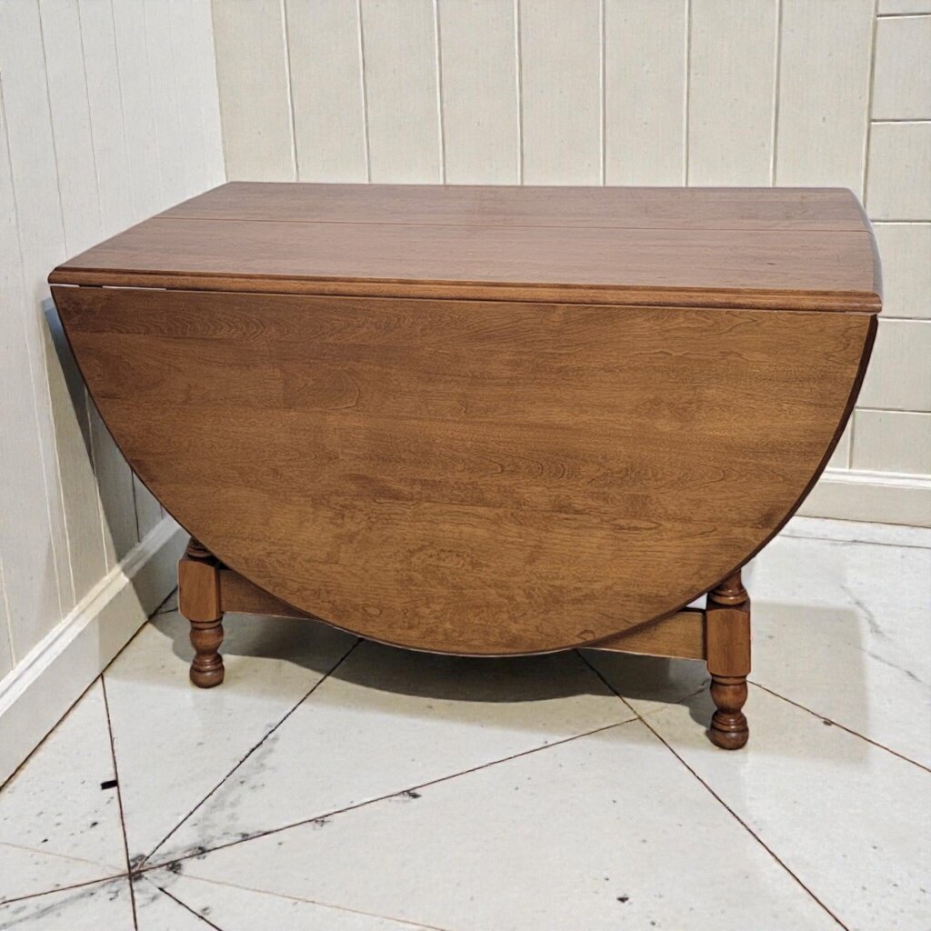 7982 Colonial Maple Gateleg Dining Table