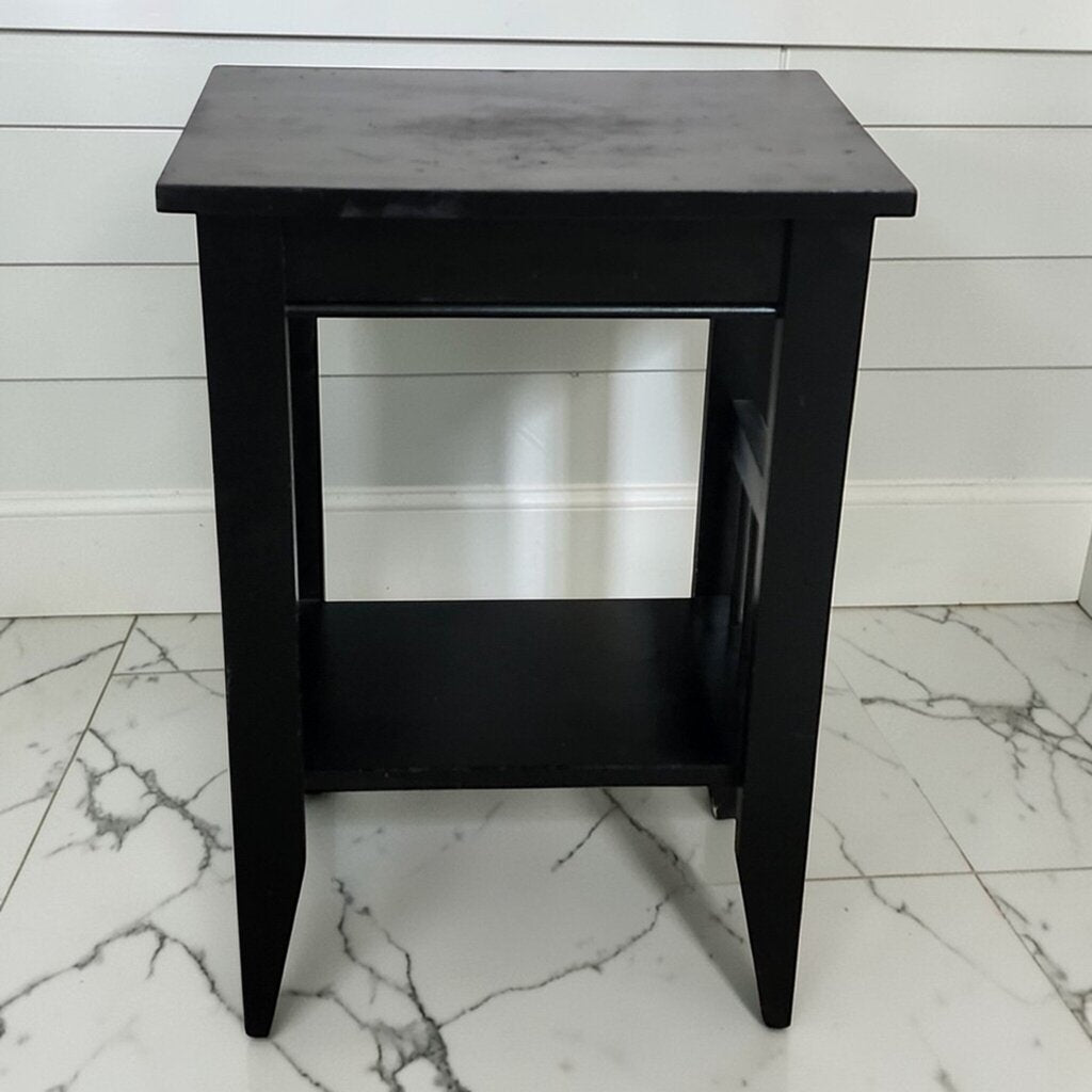 7987 Contemporary Mission-Style Side Table with Slatted Sides