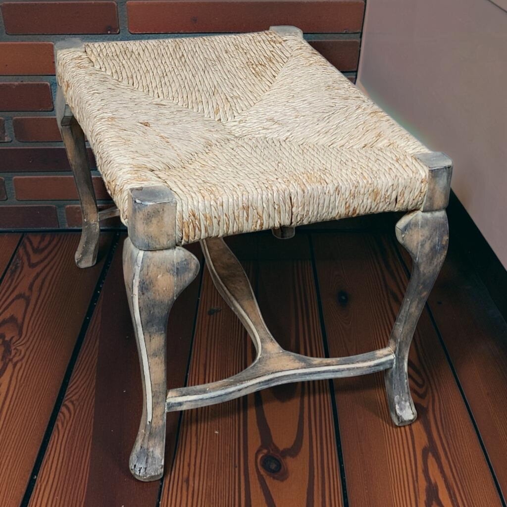 8209 French Provincial Style Rush Seat #Bench