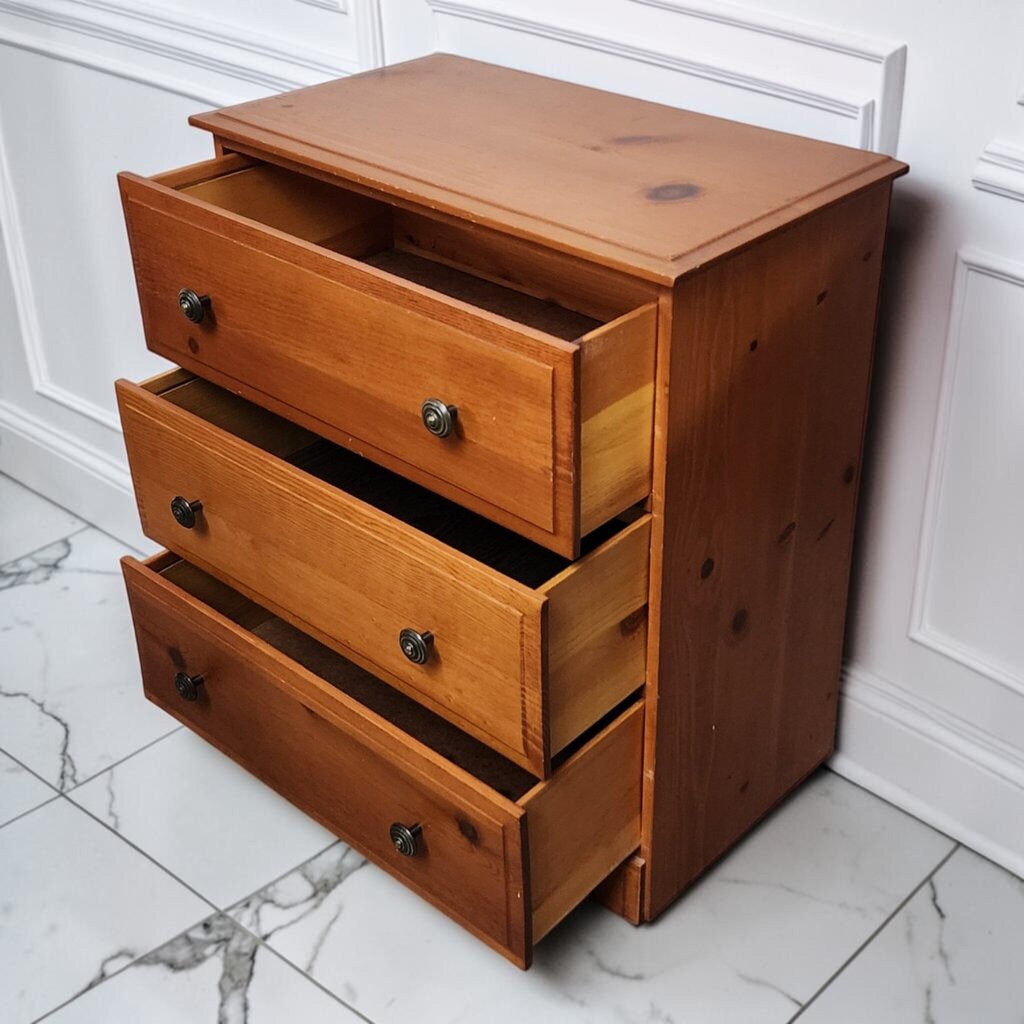 8309 Pine 3-Drawer Accent Chest