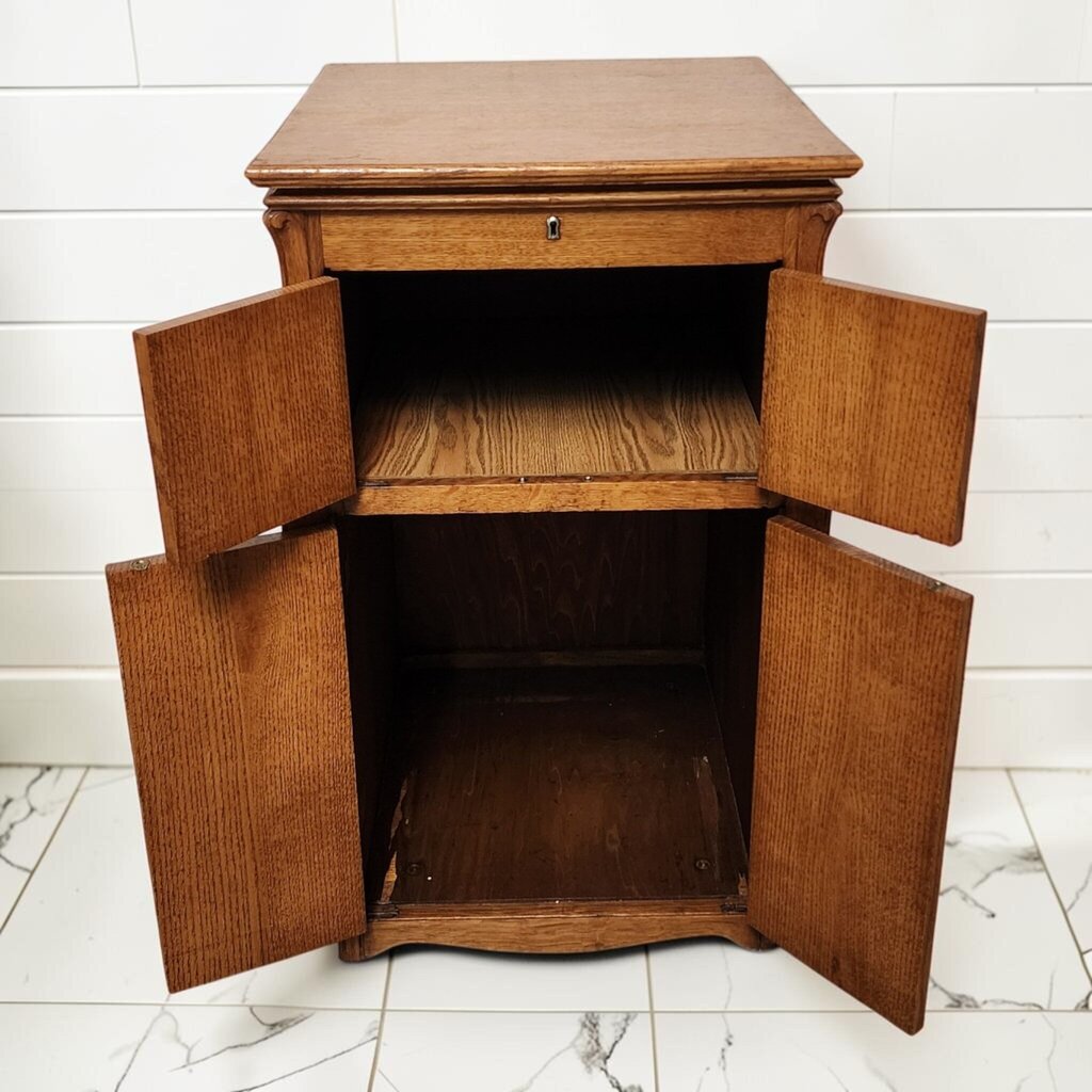 8352 Antique Quartersawn Oak Phonograph #Cabinet