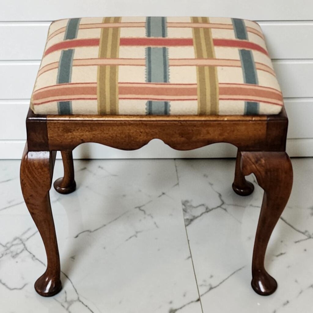 8387 Vintage Queen Anne Style Scalloped Apron #Footstool ~ FURNITURE