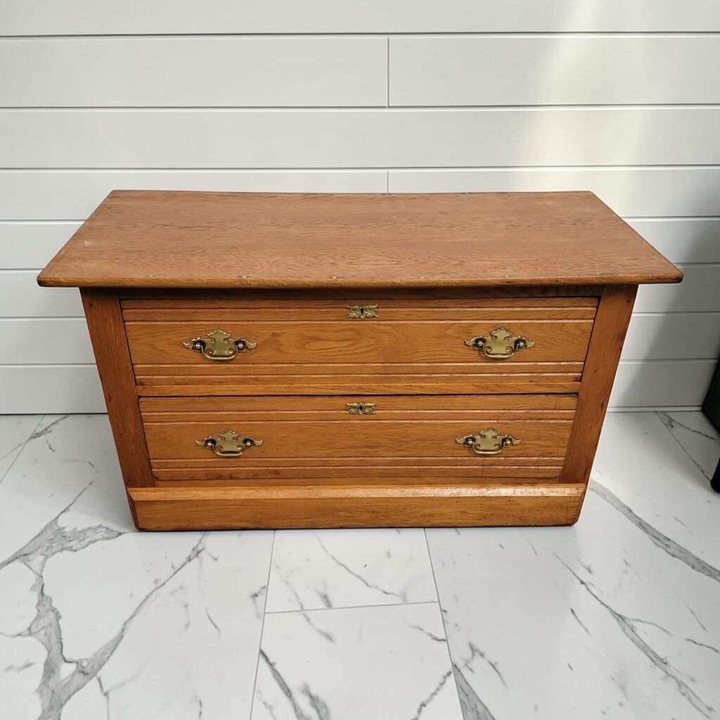 8396 Late Victorian Reeded Oak Two-Drawer Bachelor's Chest Used ~ FURNITURE