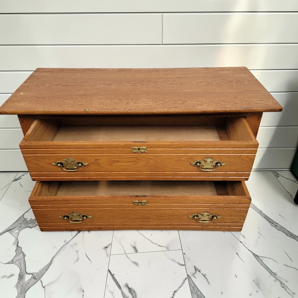 8396 Late Victorian Reeded Oak Two-Drawer Bachelor's Chest ~ FURNITURE