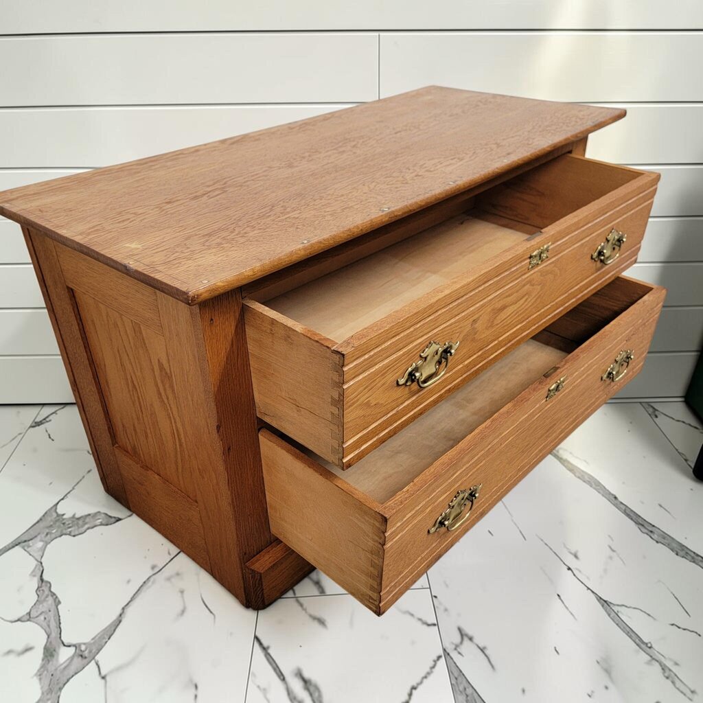 8396 Late Victorian Reeded Oak Two-Drawer Bachelor's Chest ~ FURNITURE