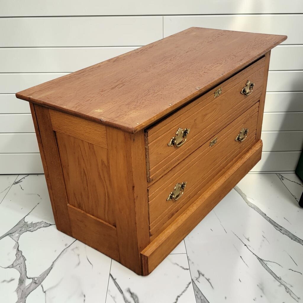 8396 Late Victorian Reeded Oak Two-Drawer Bachelor's Chest ~ FURNITURE