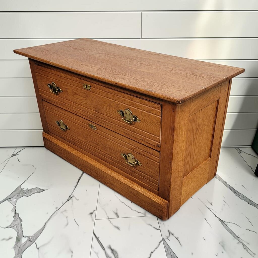 8396 Late Victorian Reeded Oak Two-Drawer Bachelor's Chest ~ FURNITURE