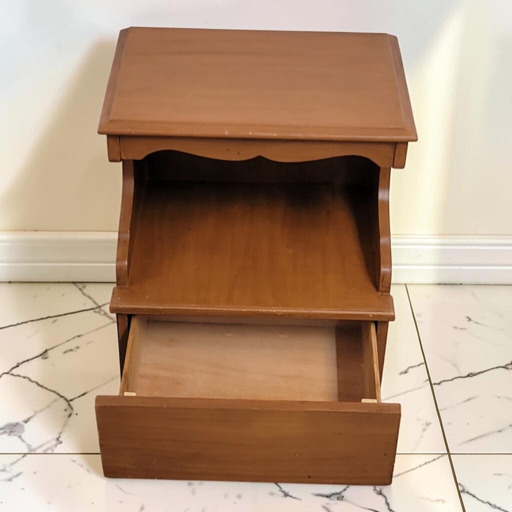 8622 Vintage Early American Scalloped Maple Nightstand