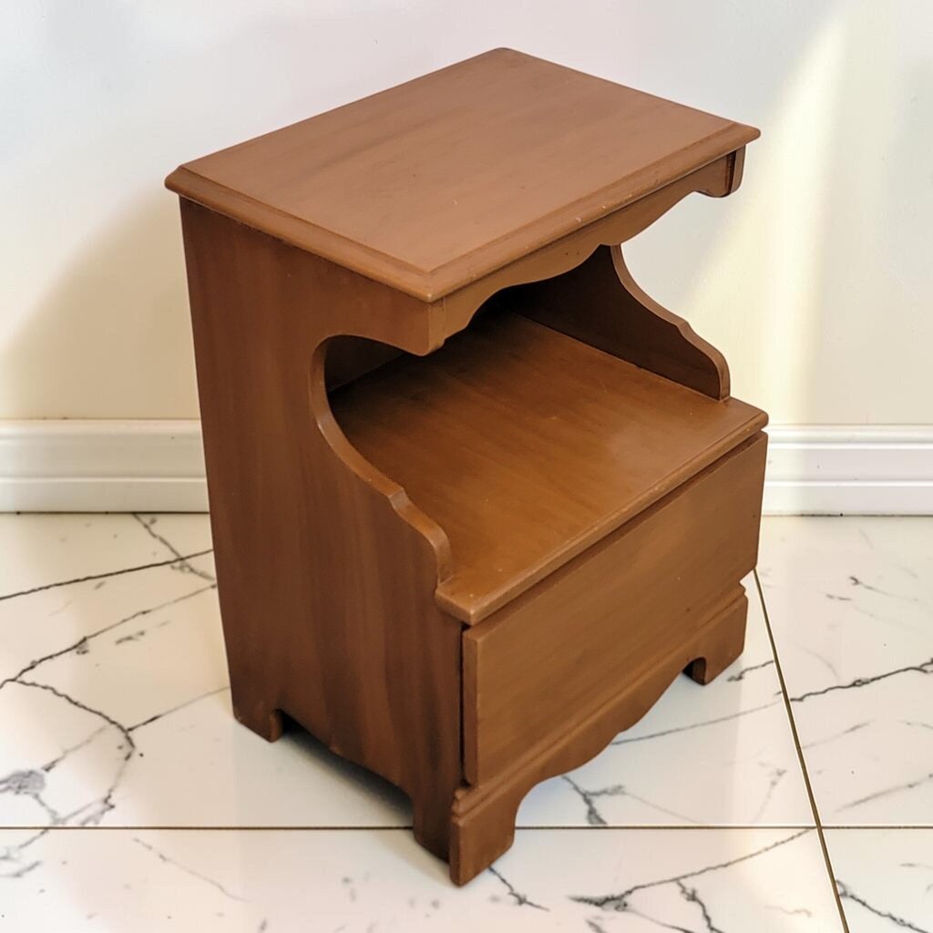 8622 Vintage Early American Scalloped Maple Nightstand