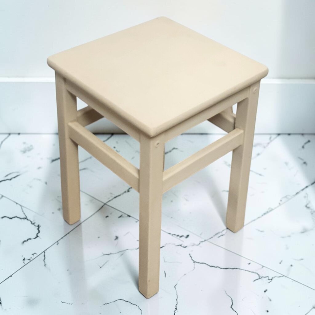 8636 Petite Cream Side table