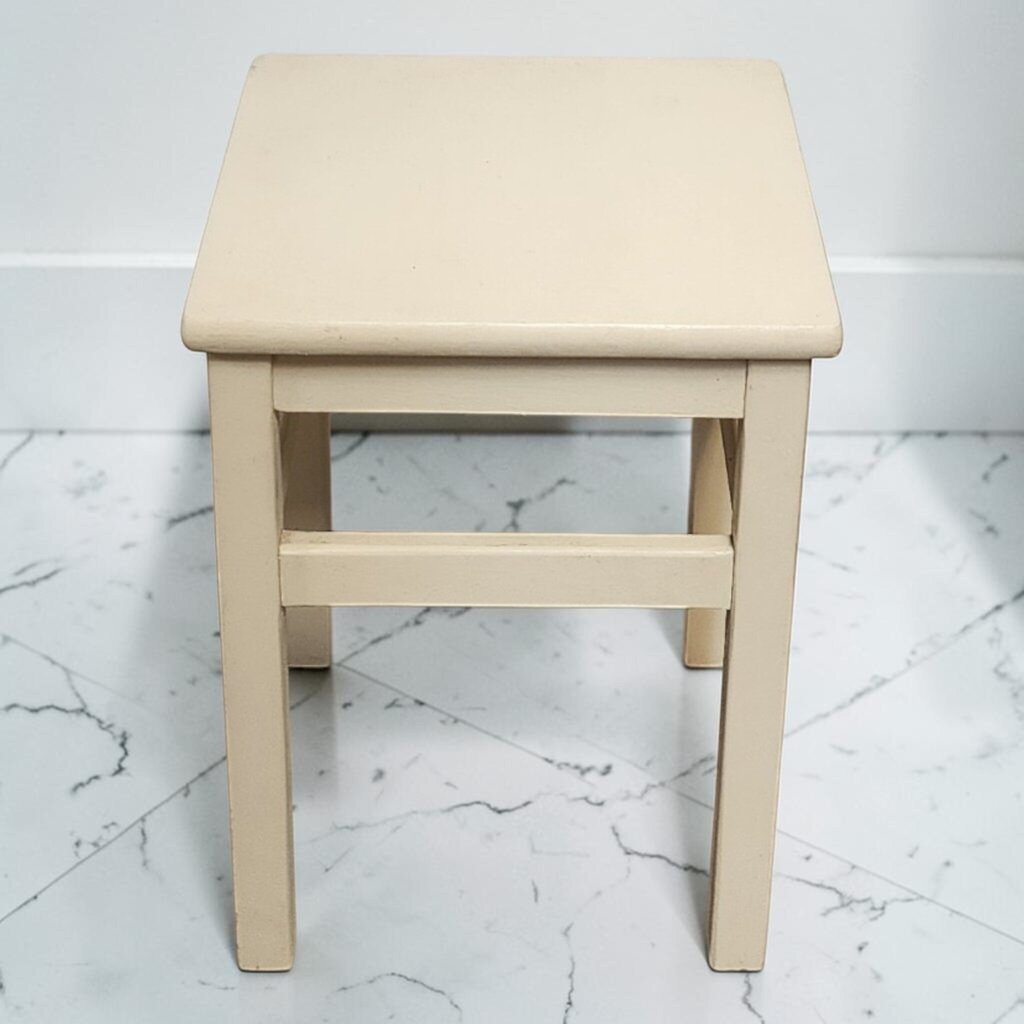 8636 Petite Cream Side table