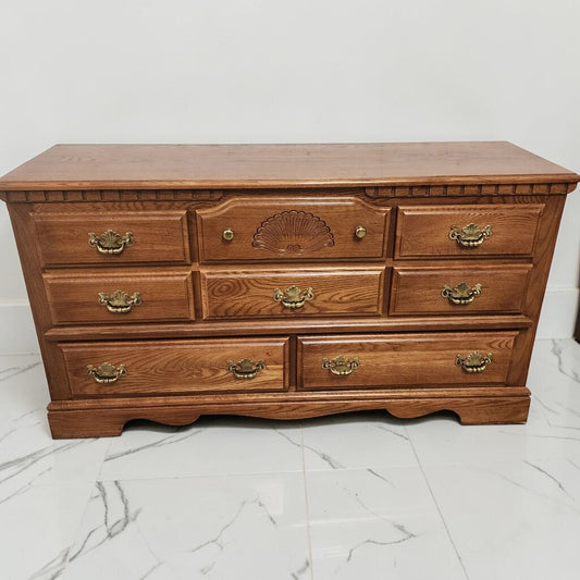 8648 Honey Oak 8 Drawer Dresser with Shell Carving