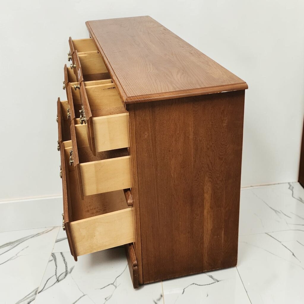 8648 Honey Oak 8 Drawer Dresser with Shell Carving