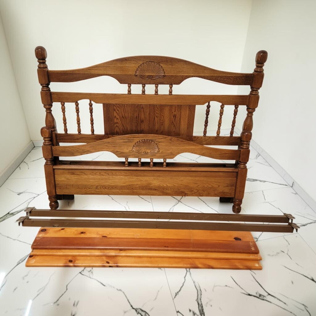 8689 Late 20th Century Oak Spindle Carved Bed
