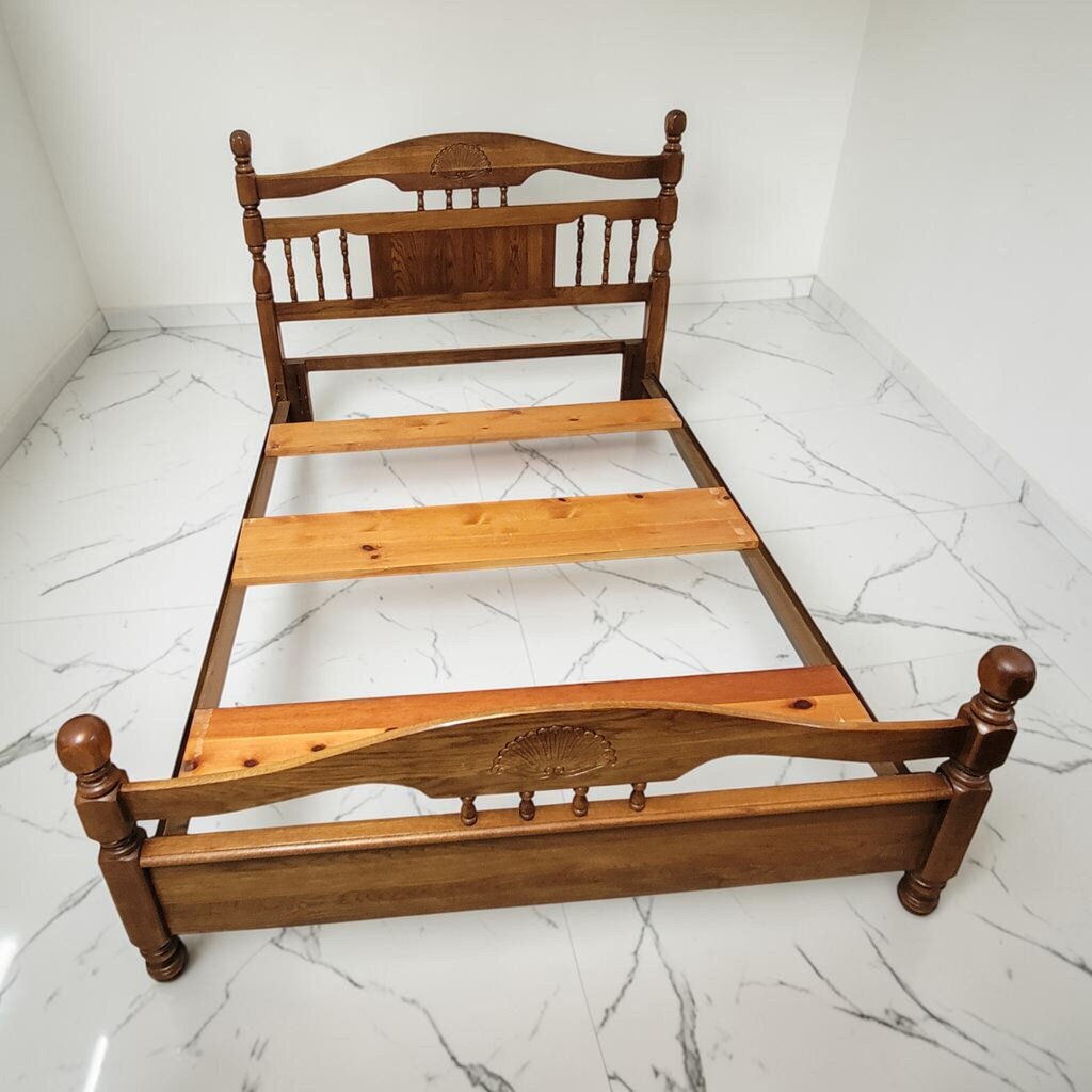 8689 Late 20th Century Oak Spindle Carved Bed