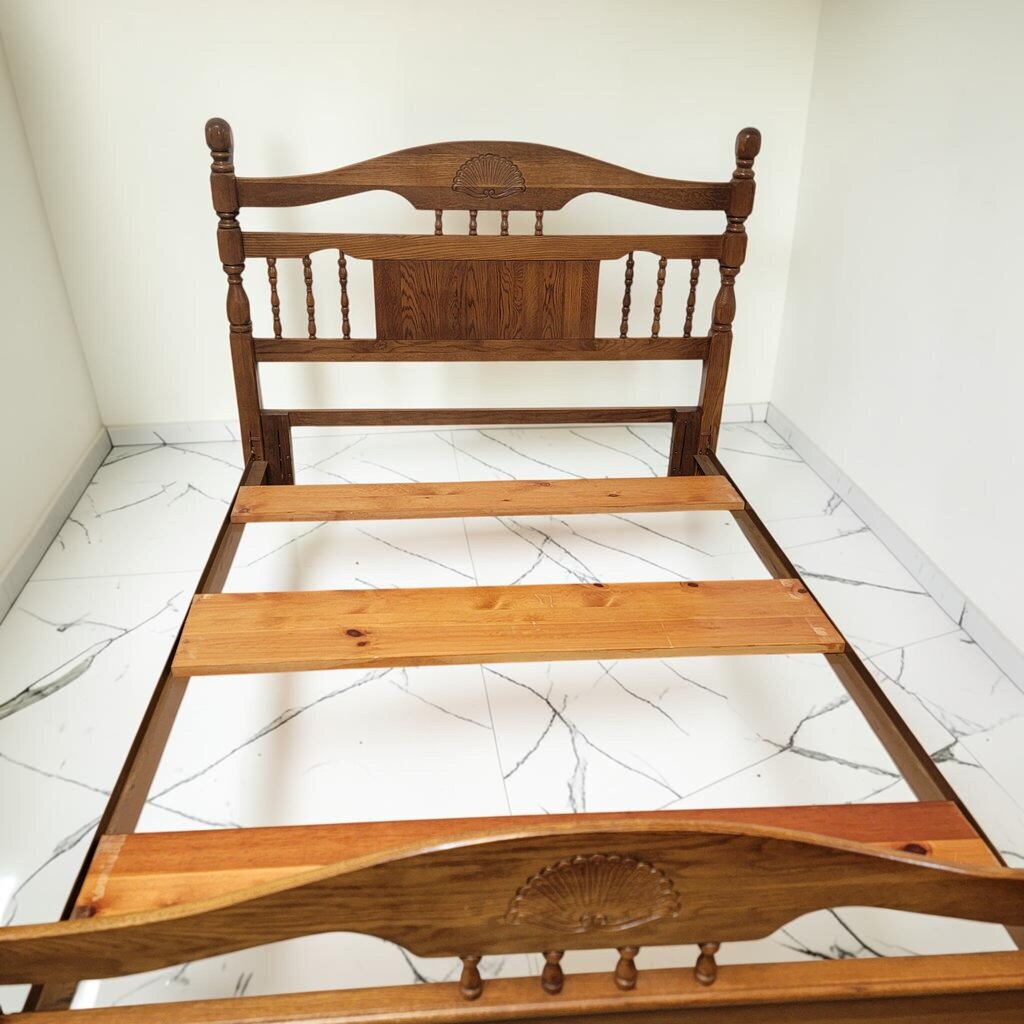 8689 Late 20th Century Oak Spindle Carved Bed