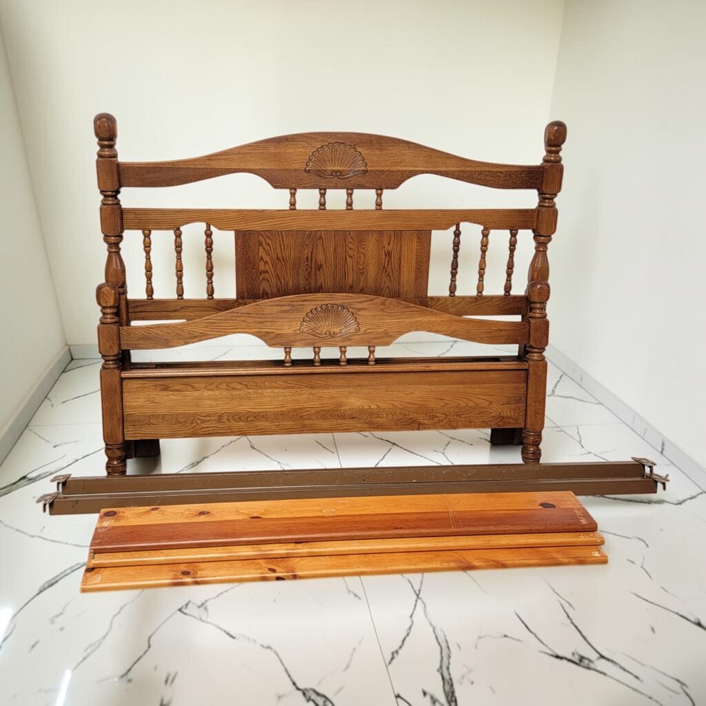 8689 Late 20th Century Oak Spindle Carved Bed