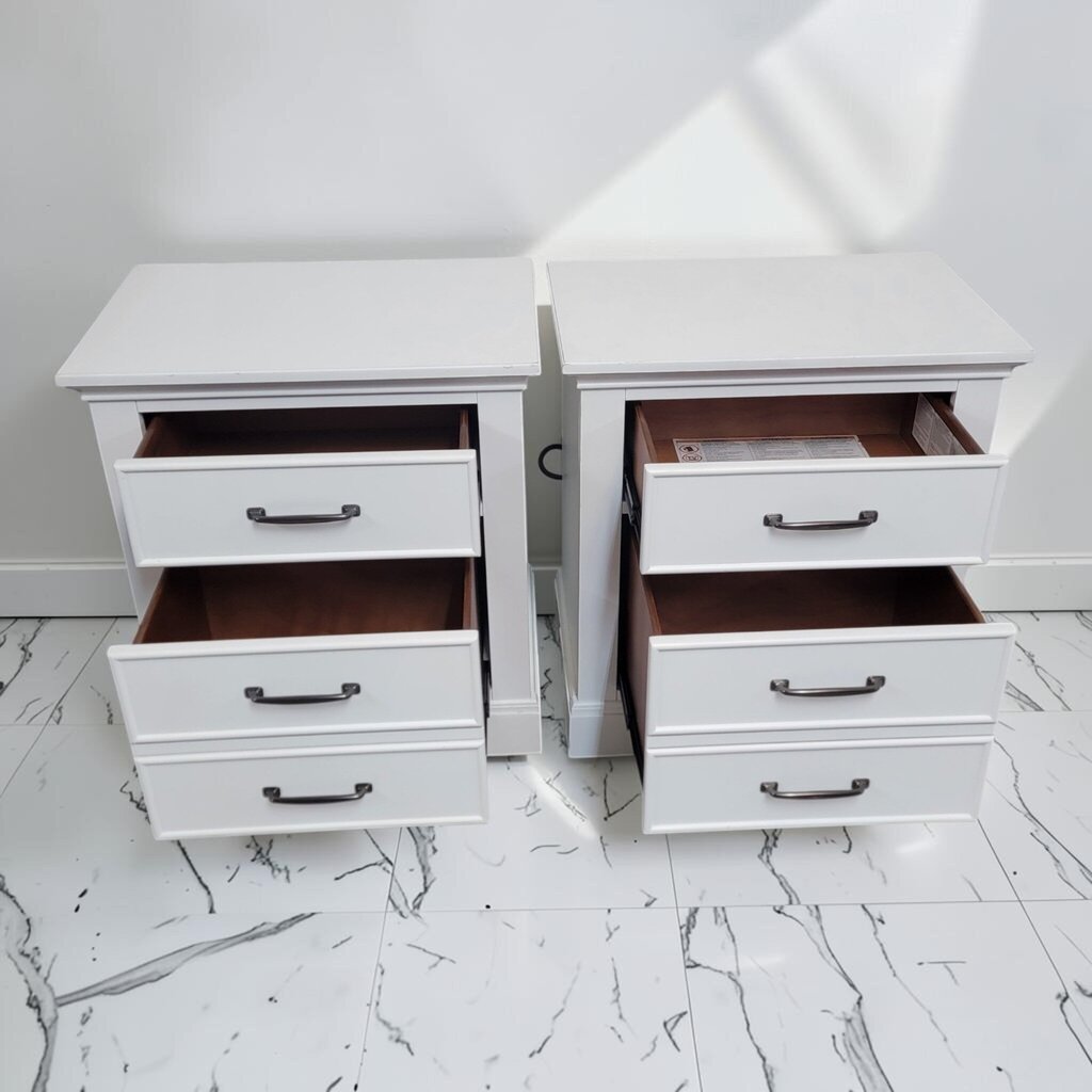 8723-8724 Modern White Three Drawer Nightstand with USB outlet