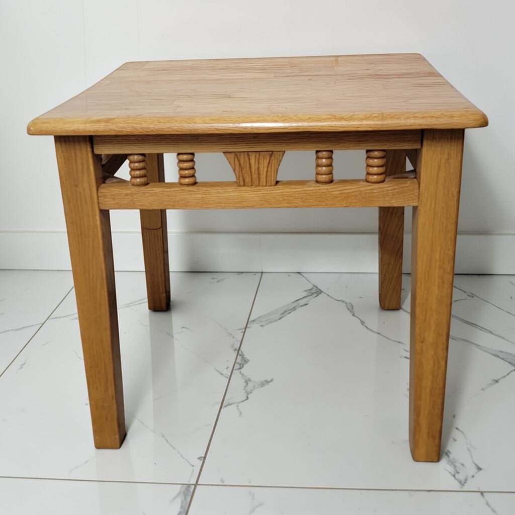 8740 Light Oak Wooden End #Table with Spindle Accent