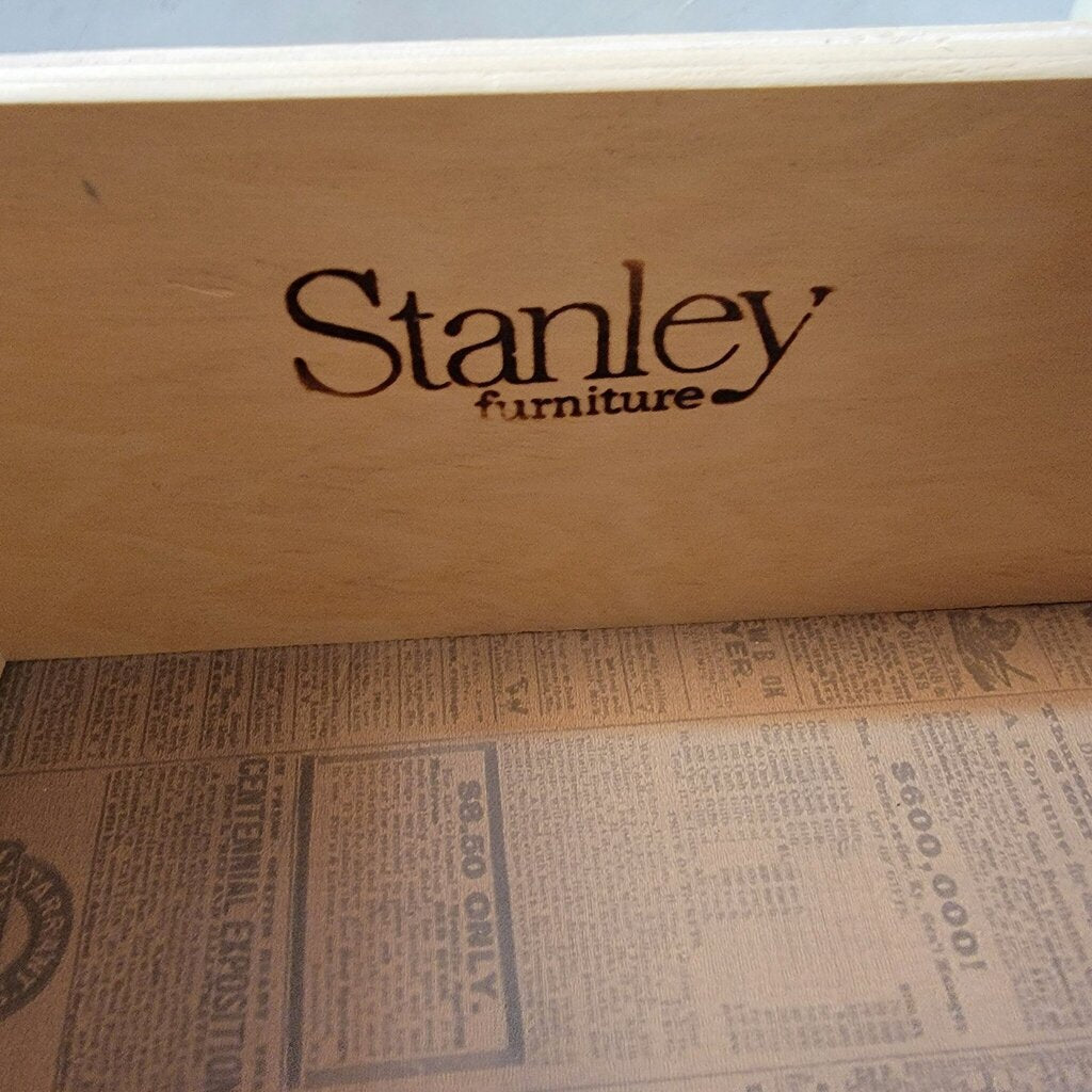8872 Two- Tone Curved Pine 3-Drawer Stanley #Nightstand