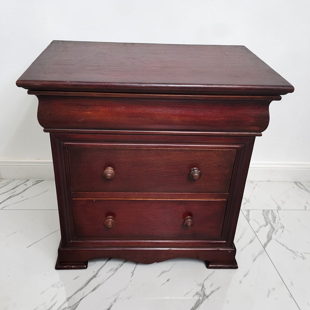 8899 South Cone Traditional 3 Drawer #Nightstand with Scalloped Apron
