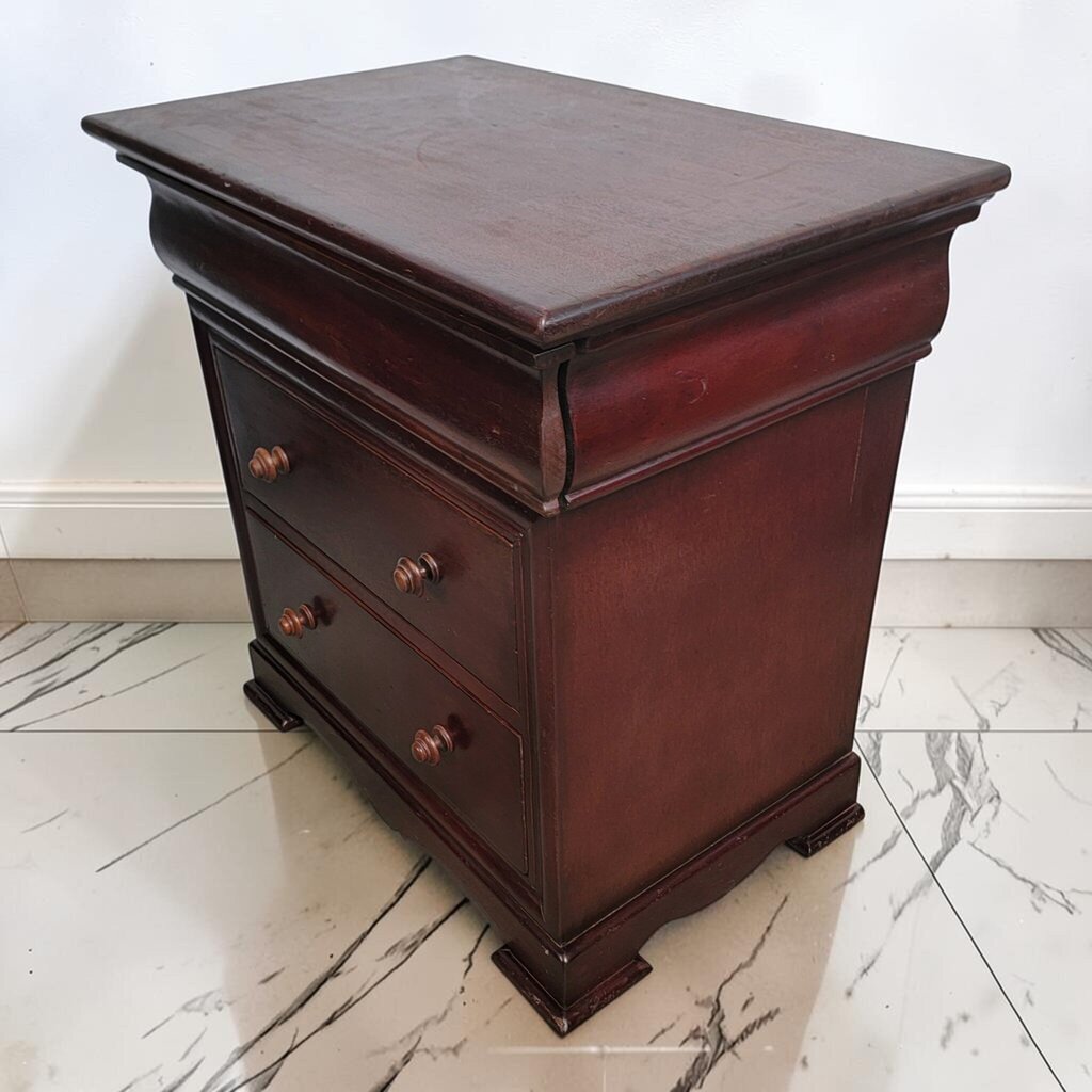 8899 South Cone Traditional 3 Drawer #Nightstand with Scalloped Apron