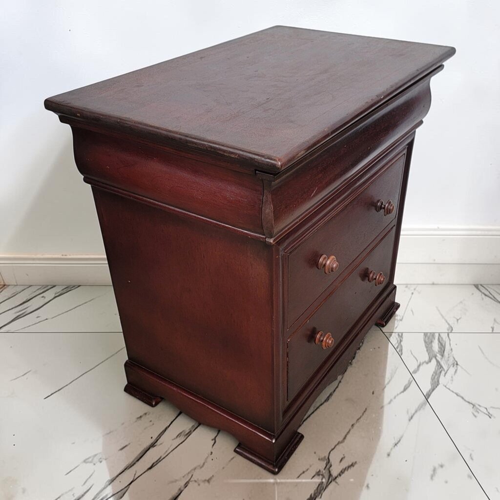 8899 South Cone Traditional 3 Drawer #Nightstand with Scalloped Apron