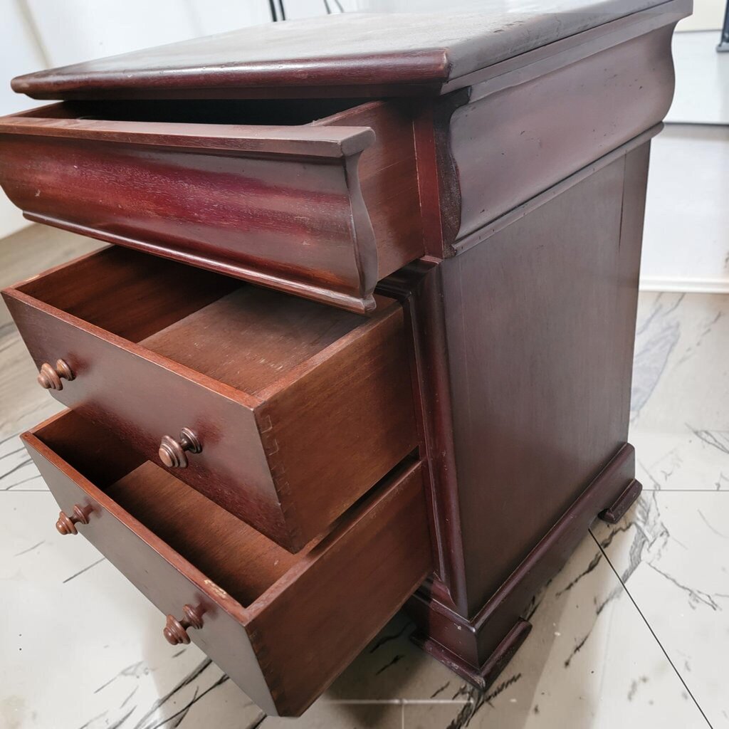 8899 South Cone Traditional 3 Drawer #Nightstand with Scalloped Apron