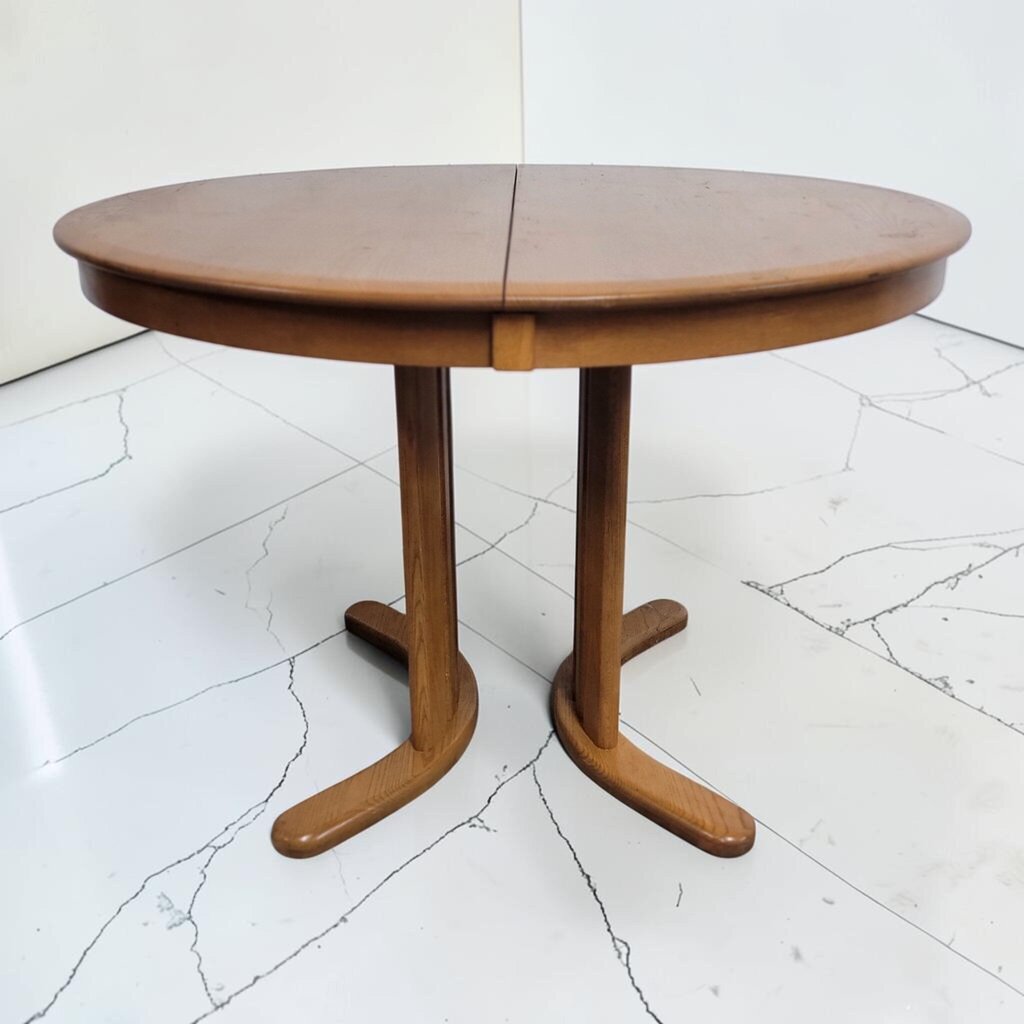 8913 Round Mission Dining Table with 2 Leaves