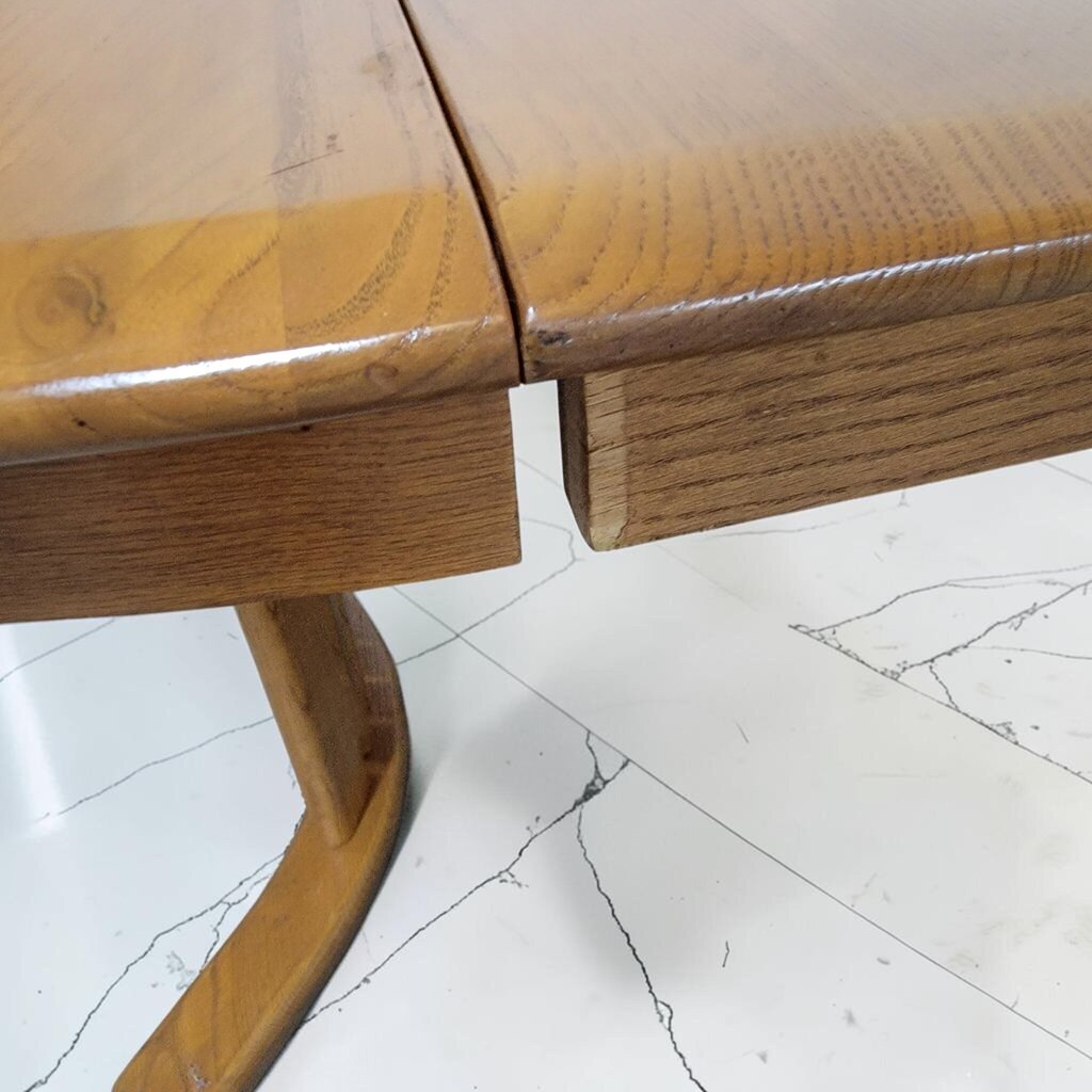 8913 Round Mission Dining Table with 2 Leaves