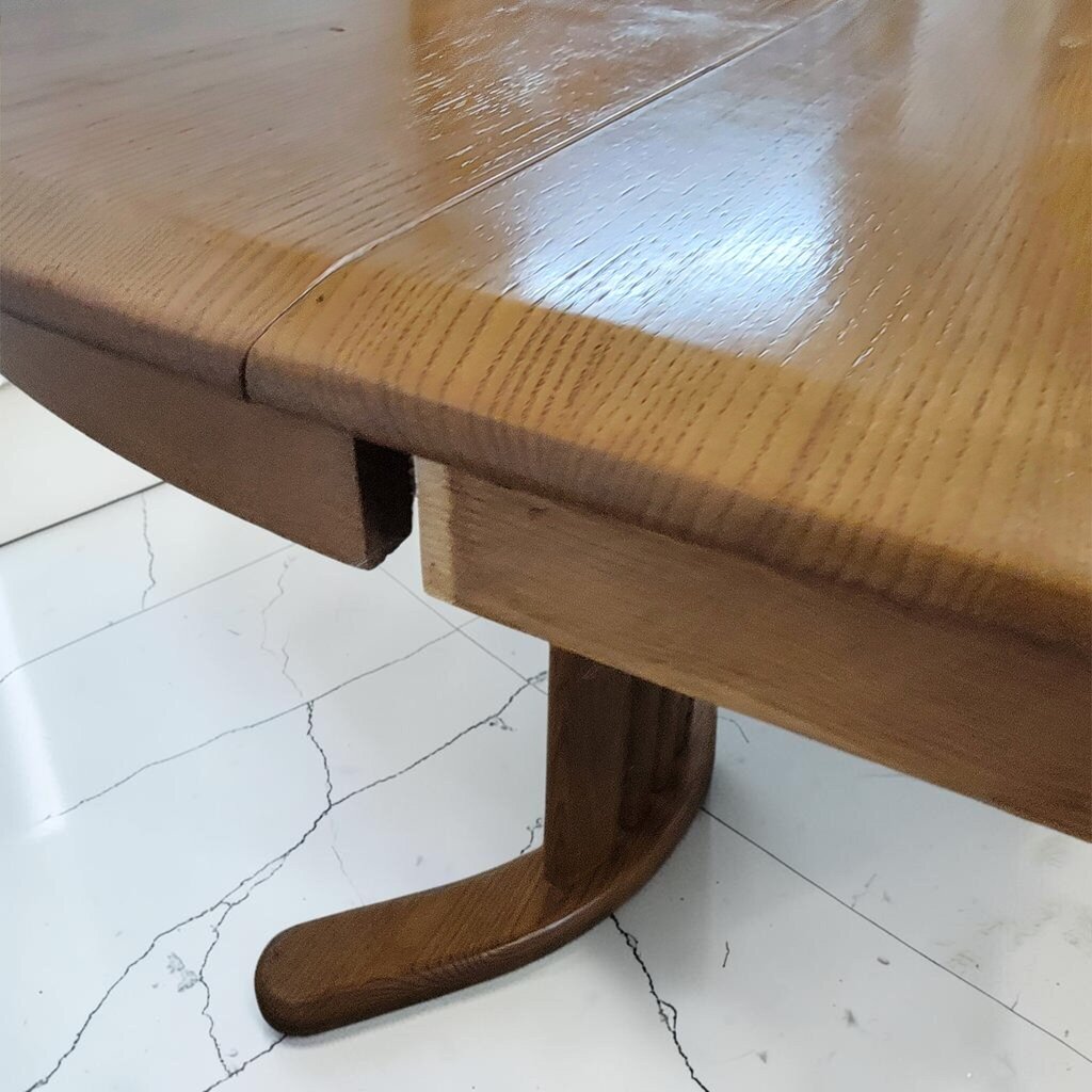 8913 Round Mission Dining Table with 2 Leaves