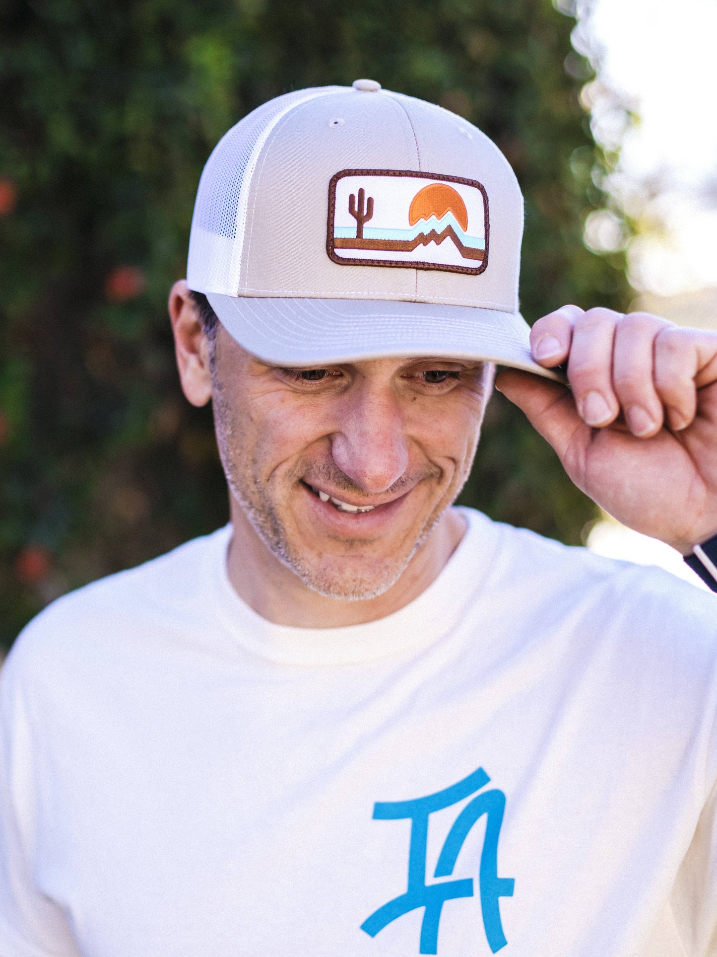 Retrozona Curved Brim Trucker - Khaki/White